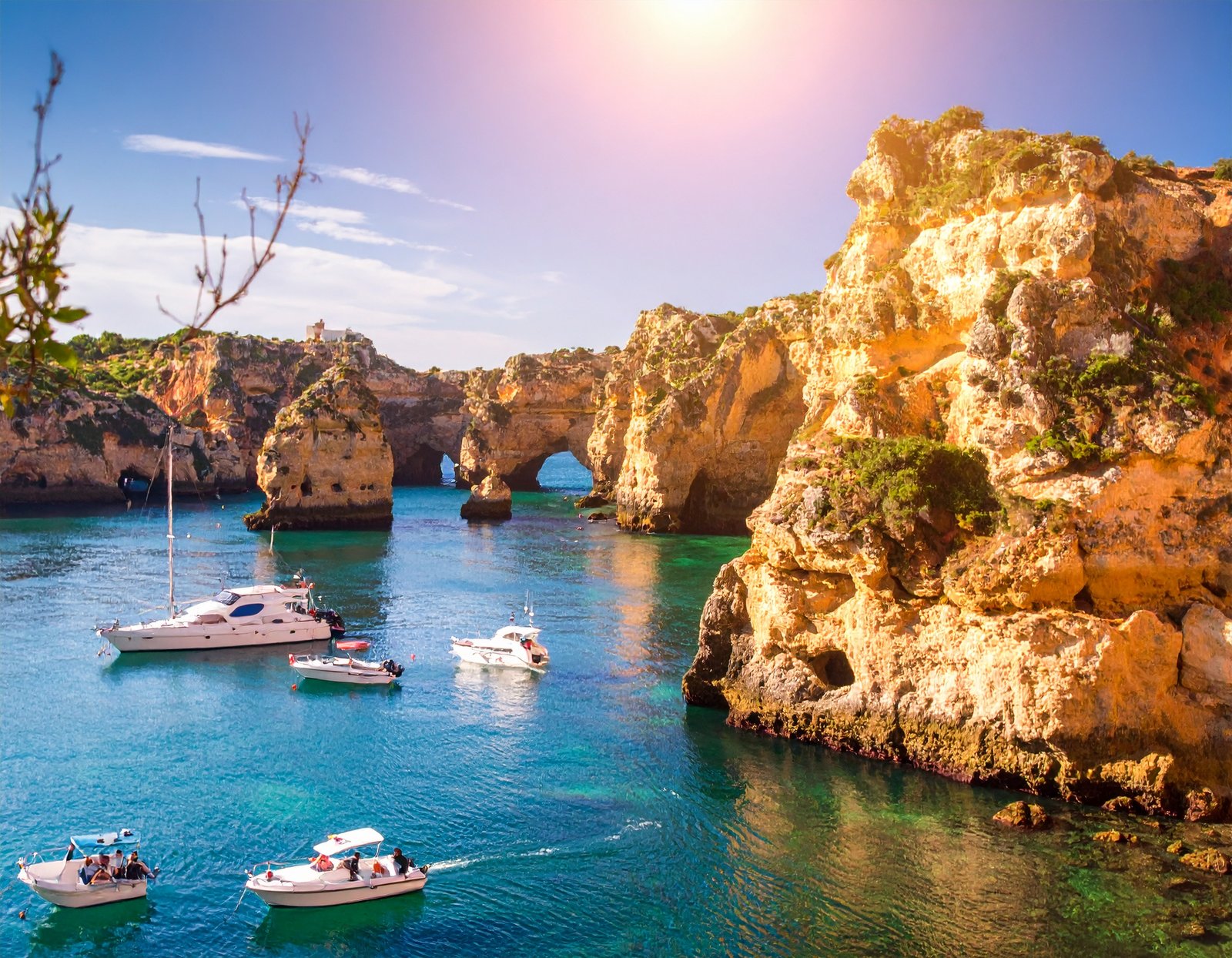 Firefly_Create a highly realistic, landscape-oriented image of the algarve caves in portugal 704993